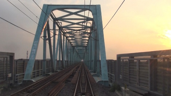 夕暮れ時にカシオペアは利根川橋りょうを渡る