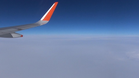 Jetstar GK403便から見えるのは雲と空のみで覆い尽くした雲は地表を覆う