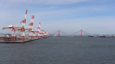 金城ふ頭にかかる高速道路の赤い斜張橋