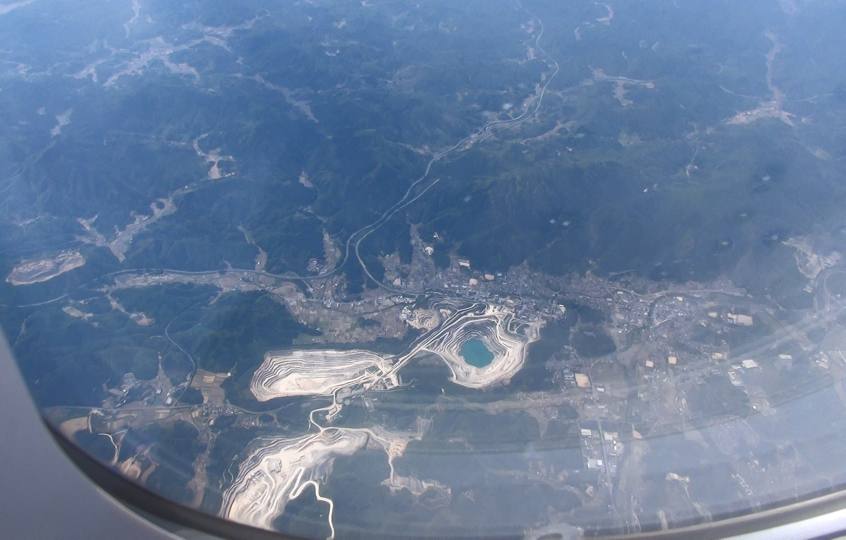 宇部興産の鉱山とその周辺(Jetstar GK505便から撮影)