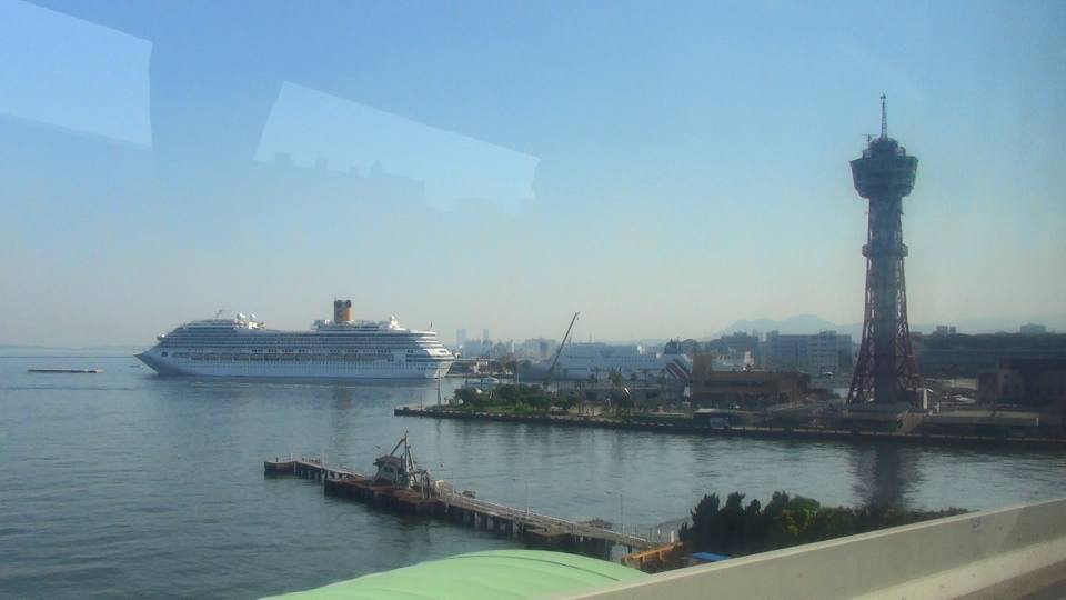 博多ポートタワーと大きな船