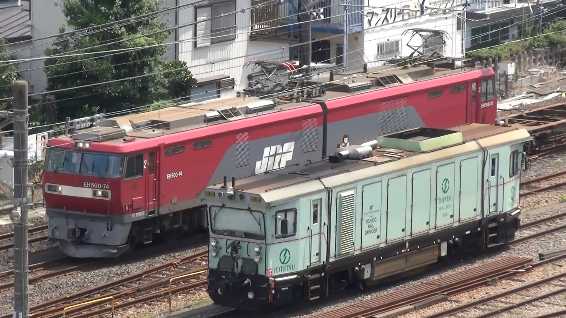 鉄道博物館の屋上から眺めるEH500形が牽引する貨物列車と作業車