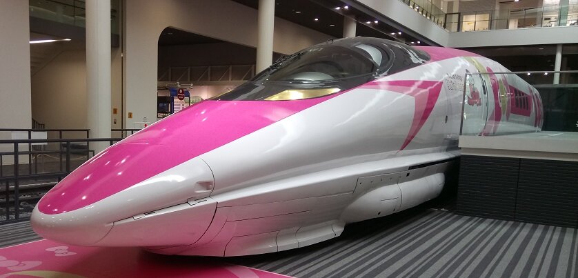 500系新幹線電車 521-1 左前方から見た側面 「ハローキティ新幹線」仕様のラッピング @ 京都鉄道博物館