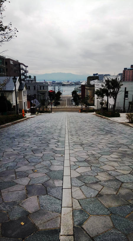 函館市八幡坂の途中から海を見下ろす