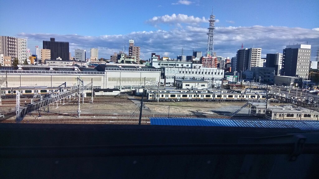 東北新幹線からE131系600番台電車と205系600番台を見る