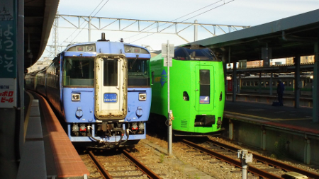 キハ183気動車と789系電車@函館駅