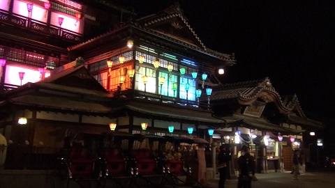 夜の道後温泉本館(正面脇から撮影)