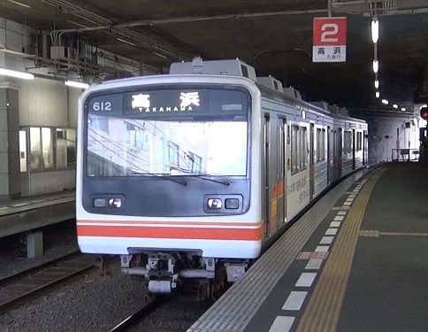 伊予鉄道高浜線を走る2両編成の列車