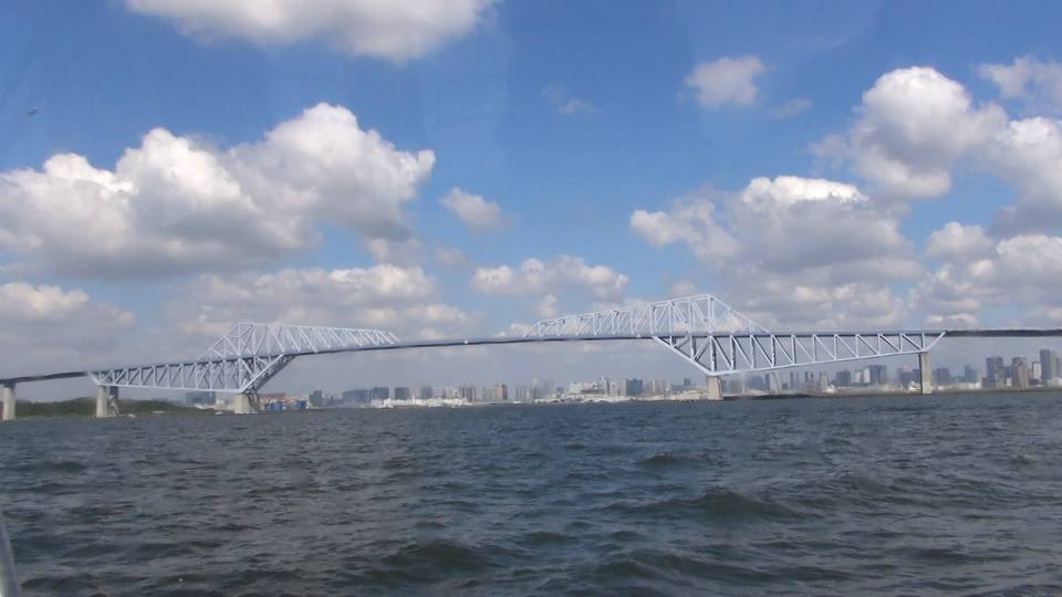 東京湾から見る東京ゲートブリッジ