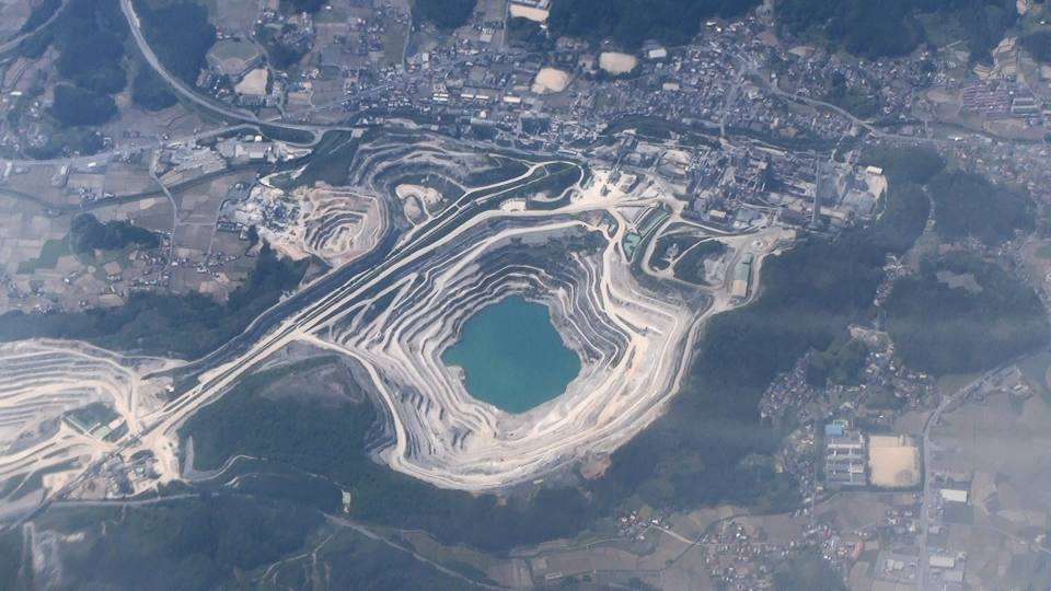 宇部興産の鉱山(Jetstar GK505便から撮影)