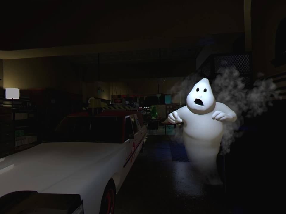 ロゴのゴーストが説明する奥で何か食べているスライマー @ Ghostbusters VR: Firehouse