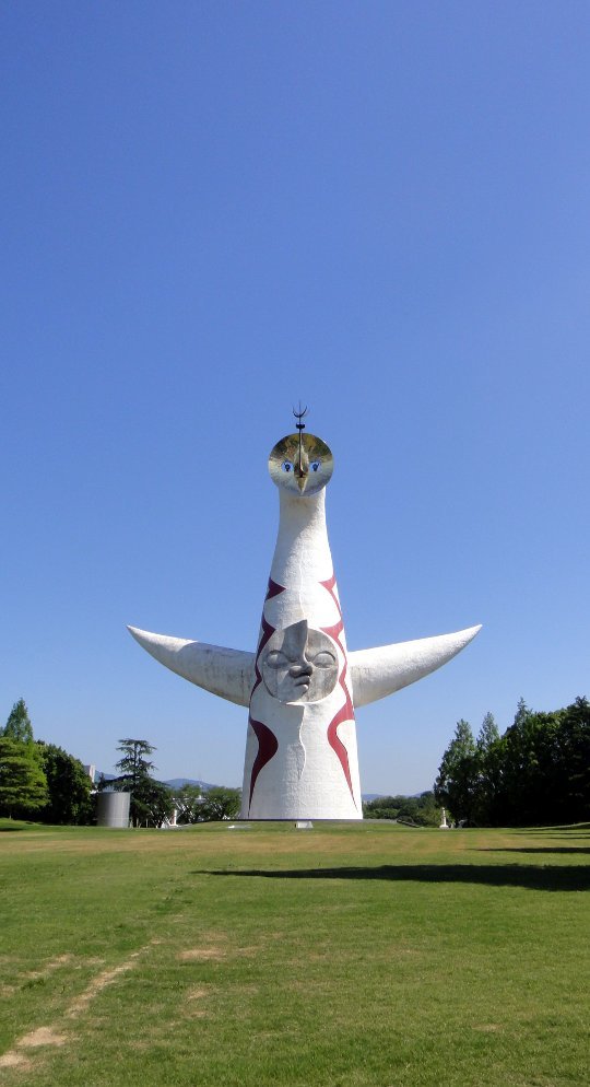 万博記念公園の入口の先に広がる芝生の奥に鎮座する太陽の塔