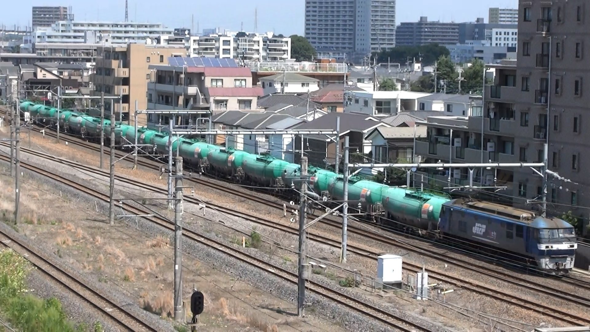 鉄道博物館の屋上から眺めるEF210形が牽引する貨物列車
