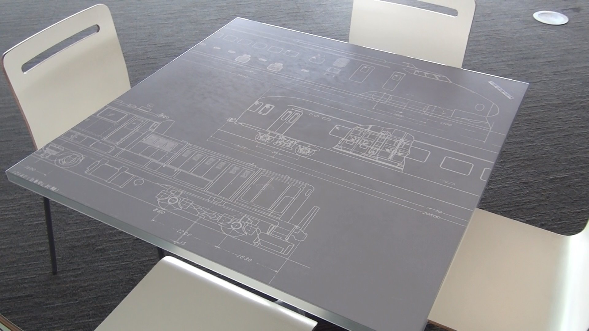 車両の設計図がプリントされたテーブル@鉄道博物館