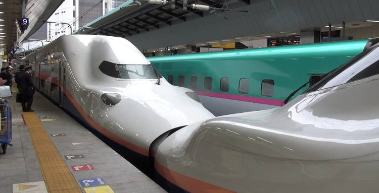 E4系新幹線電車 8号車と9号車の連結部@東京駅